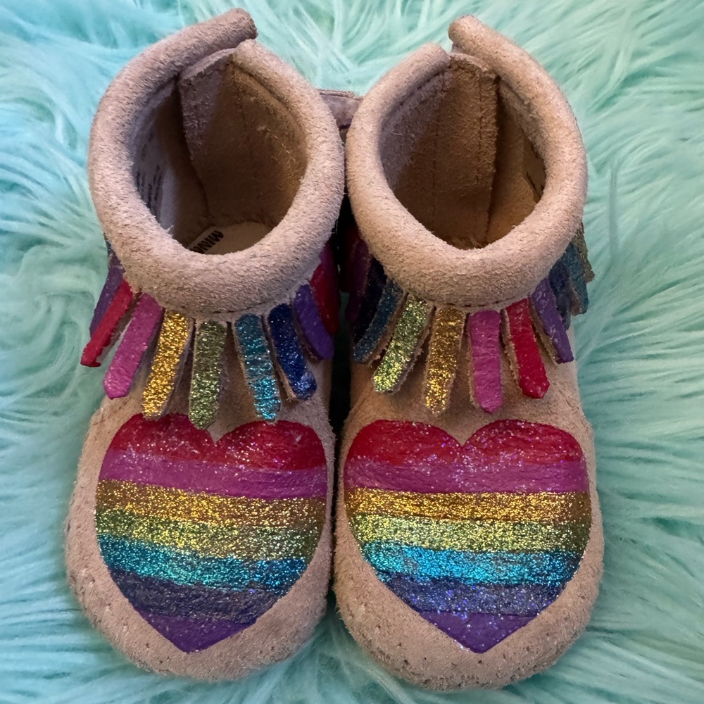 Minnetonka Moccasin Free Range Mama - Love One Another, Heart Rainbow, 3